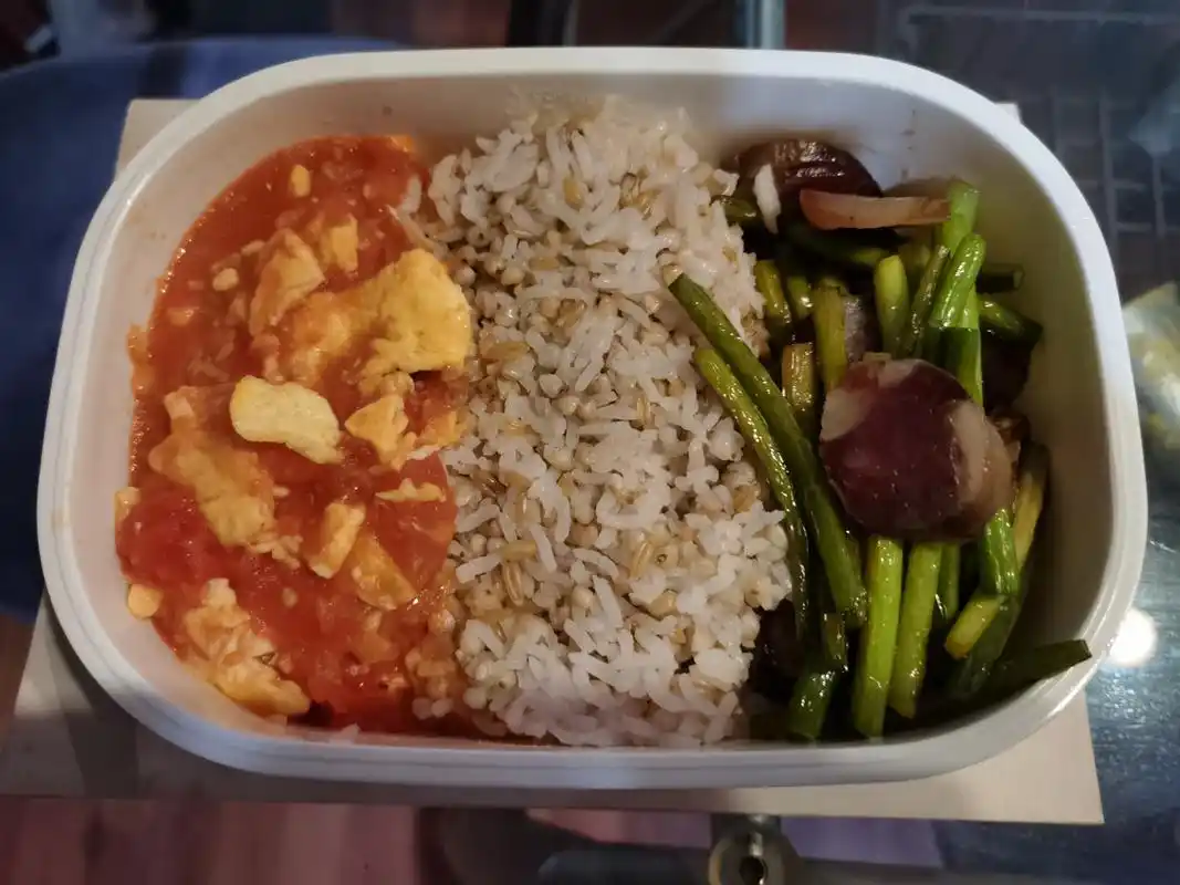 朋友圈里晒午餐照,同事评价最多就是"抠门",但我觉得吃得舒服