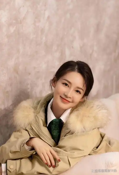 李沁,是一位高知名度的演员,以其出色的演技和迷人的外表而闻名.