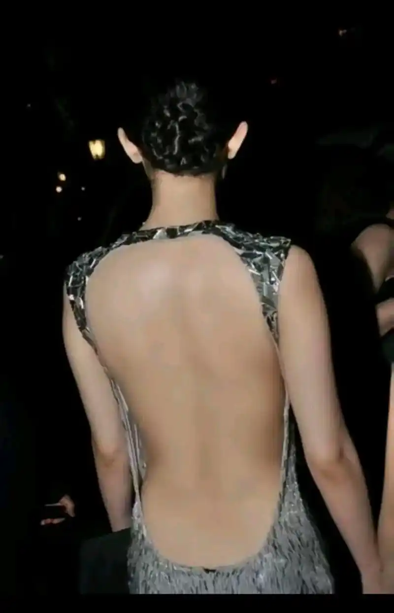 杨幂的大尺度露背装来了…… 不得不说,这个造型确实很吸睛,但真的好