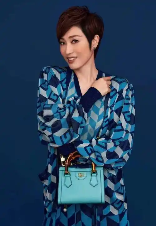 陈法蓉真不愧是港姐冠军,短发造型好高级,穿蓝色格纹裙好大气_印花