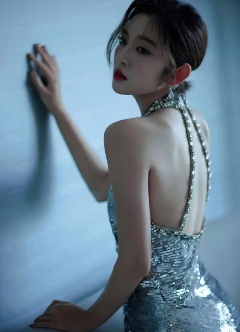 唐艺昕 华灯初上,编织斑斓意境, 唐艺昕今日造型大片, 银色深v亮片裙