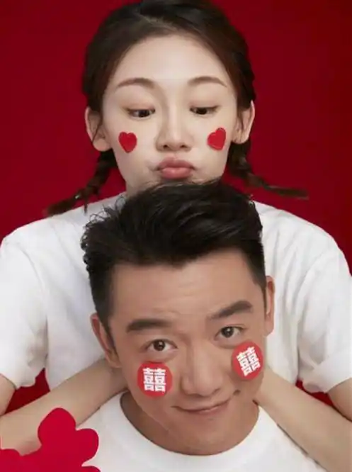 明星结婚证件照:陈小春应采儿搞笑,看到张若昀:这也太开心了吧_网友