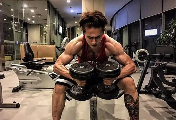 蒋劲夫晒出自己的豪宅,在家打扮萌萌哒,没想到是肌肉男