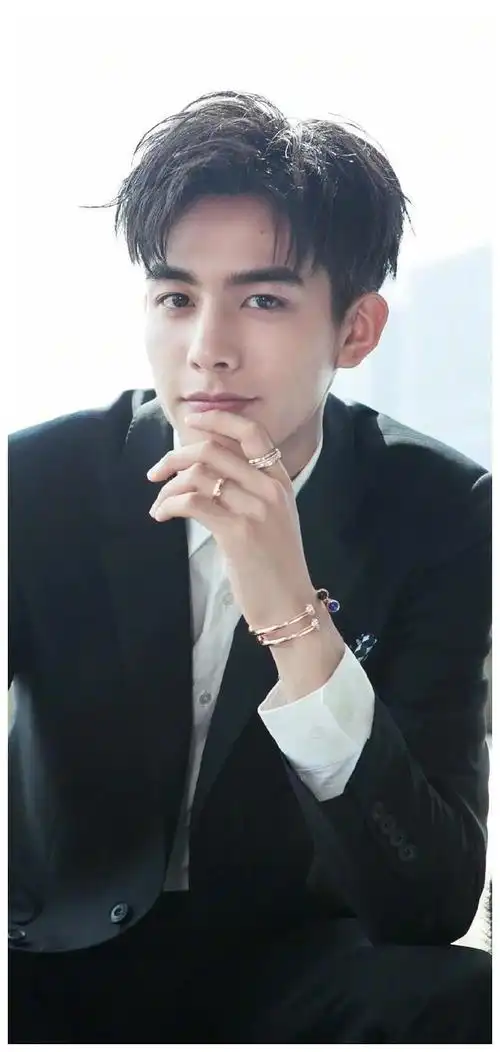 他不仅帅气,舞蹈天赋也是一级棒.