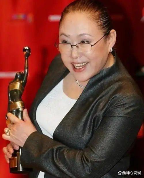 刘敏涛嫁豪门独守空房7年离婚重回荧幕翻红今女儿是她骄傲