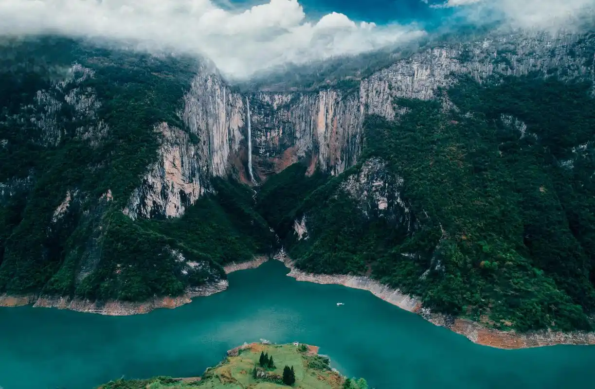98不同形态的水景 沿着溪流而上,你可以看到不同形态的水景.