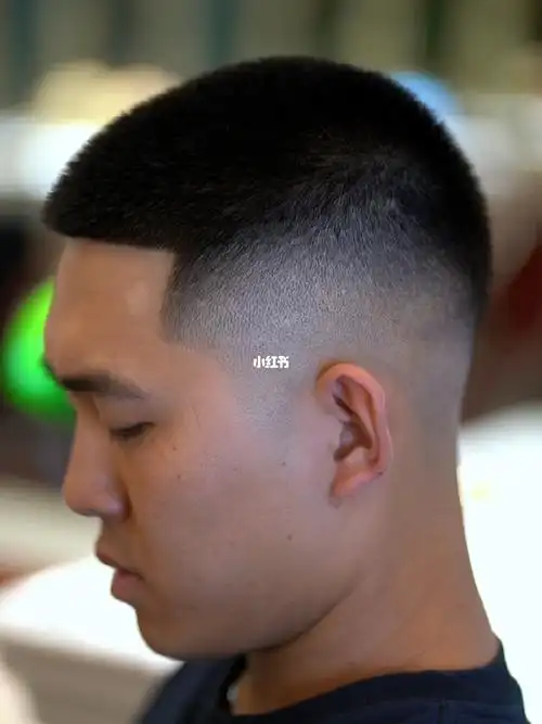 美式寸头的外轮廓继承了圆寸的圆润 在三个位置的发际线处 做了非常