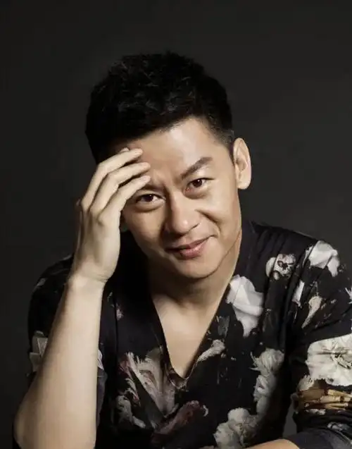 李健:19岁演戏,42岁因《狂飙》走红,娶了初中恋人成好男人