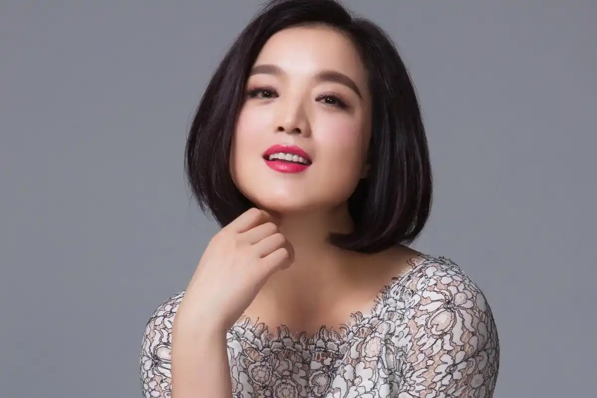 歌手白雪:中年离异后,二婚再嫁小8岁老公,如今事业爱情两头旺