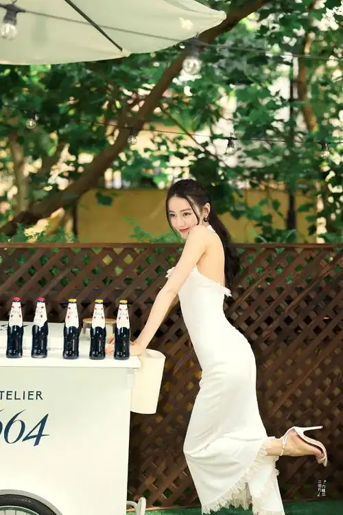 迪丽热巴 白色一字带高跟鞋