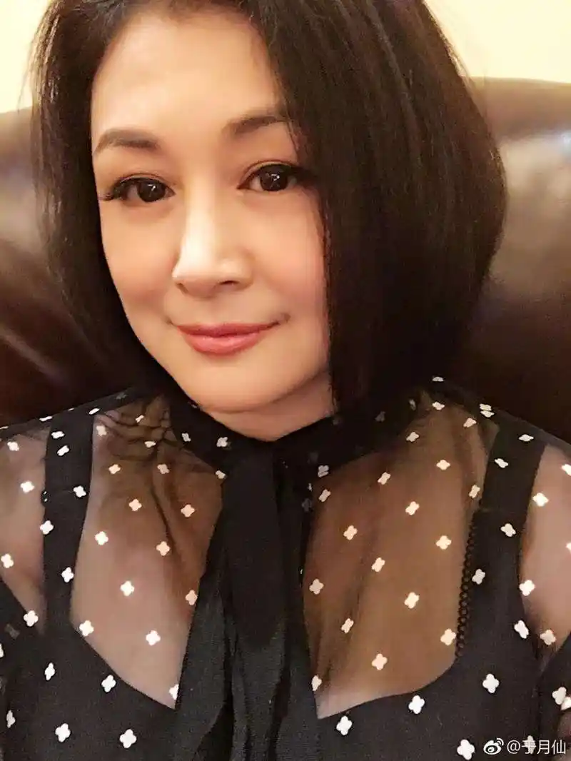 原创赵本山小姨子谢大脚转型当电影导演她也是片中女主角