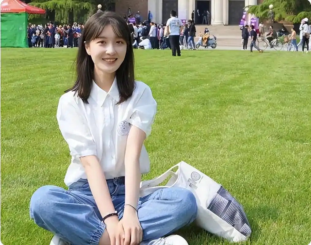 一张清华女生"炫富"照走红,气质很像奶茶妹妹,颜值是校花级别