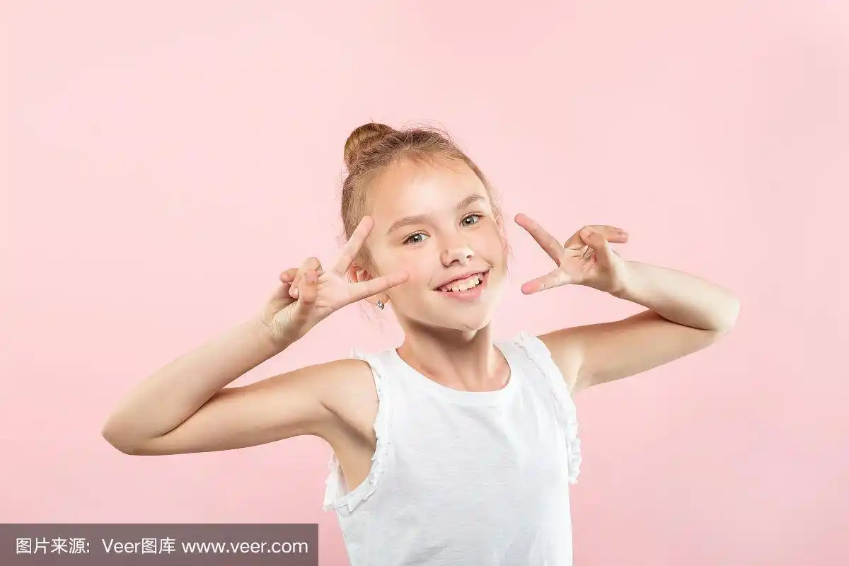 微笑可爱的快乐的女孩手势v手势