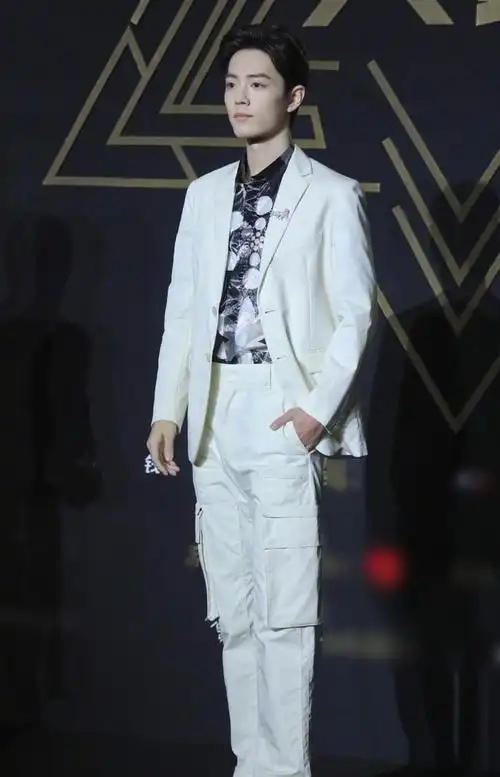 180cm王一博和183cm肖战,同穿白色西装