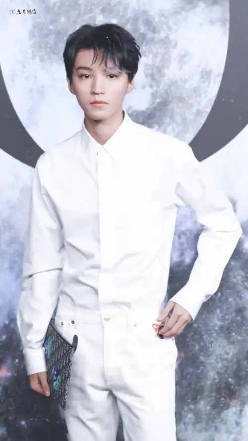 王俊凯白衬衫配挑染刘海