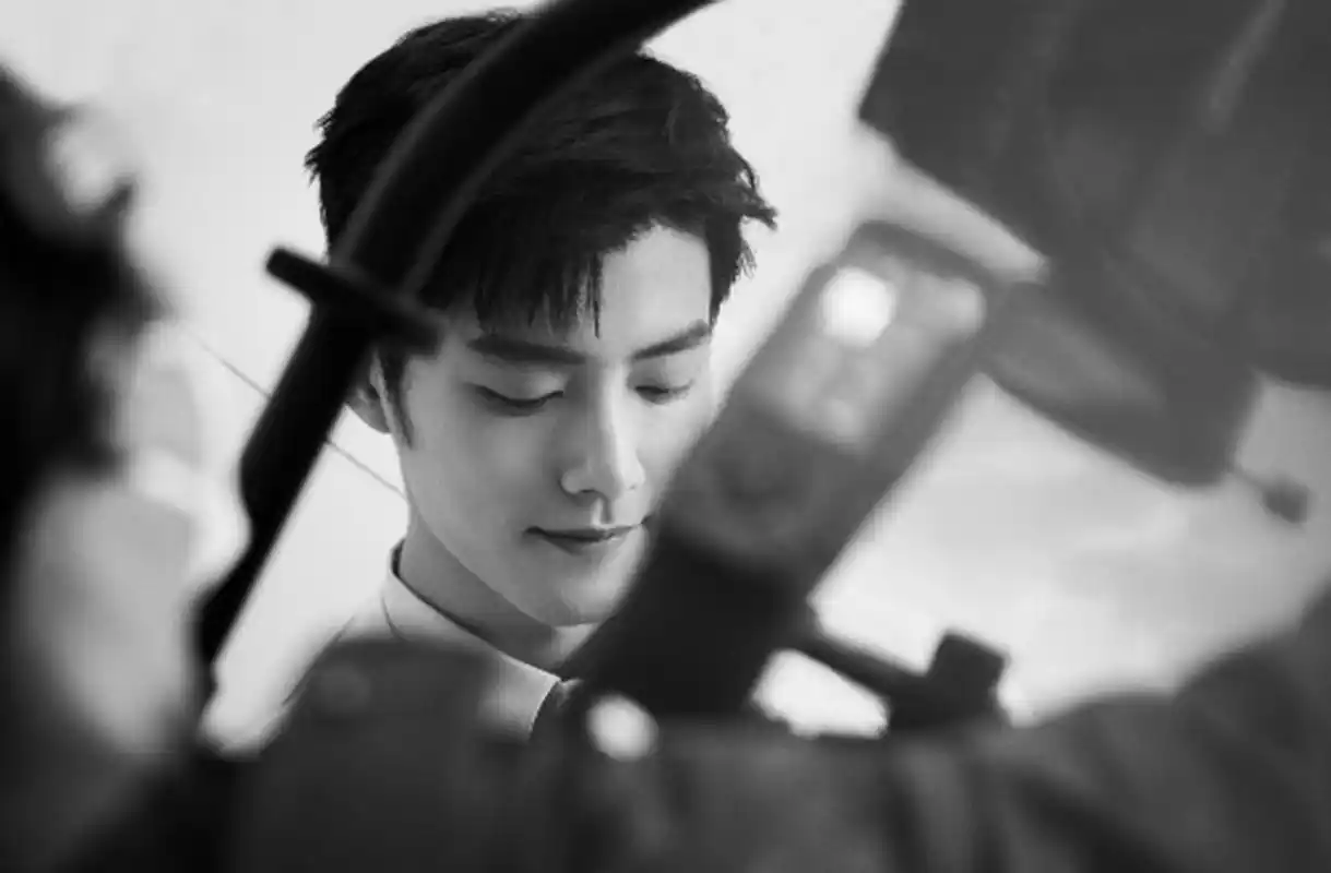 肖战最新写真大片来啦!黑白大片优雅满分,战哥的笑容太迷人啦!