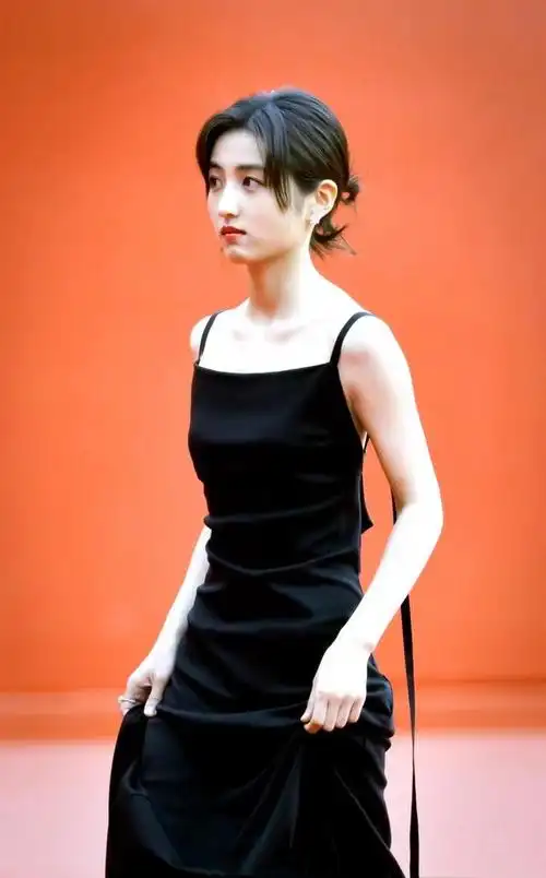 张子枫北京国际电影节走红毯穿黑色吊带长裙恬静又显气质