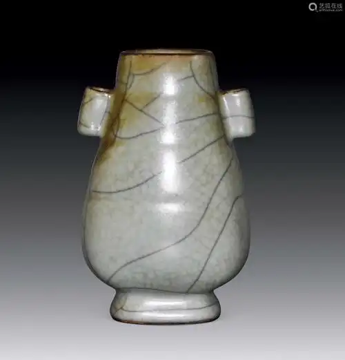 明仿官窑贯耳瓶