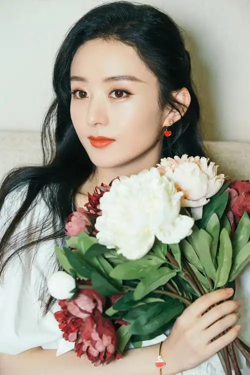 赵丽颖2019年复工后造型盘点.