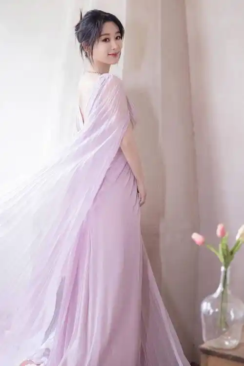 杨紫微博之夜造型,一套绝美,两套好土像女仆装,团队水平不稳定_显得