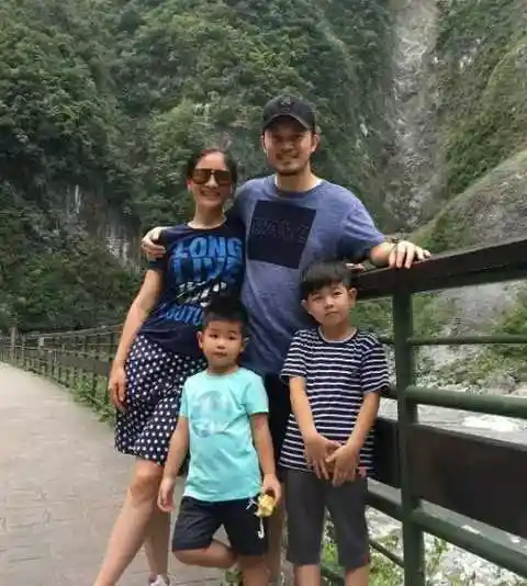 胡可晒一家四口合照庆生力破老公出轨传闻俩儿子胖到认不出