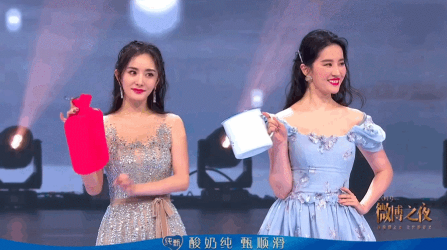 闪钻,烫银,羽毛裙:杨幂,杨颖,杨紫的三"杨"开泰