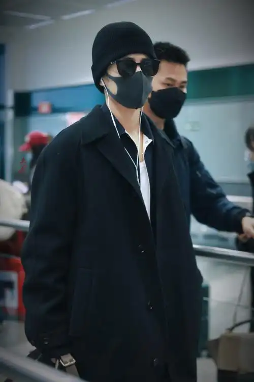 gucci和tods接机肖战#肖战把机场走成秀场,肖战的穿搭看着又舒服又帅