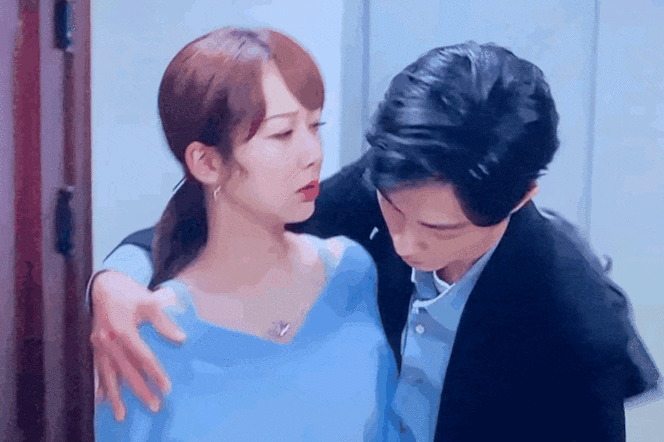 例如,迪丽热巴经常在女生面前展示自己的"男友力",不仅可以轻松抱起来