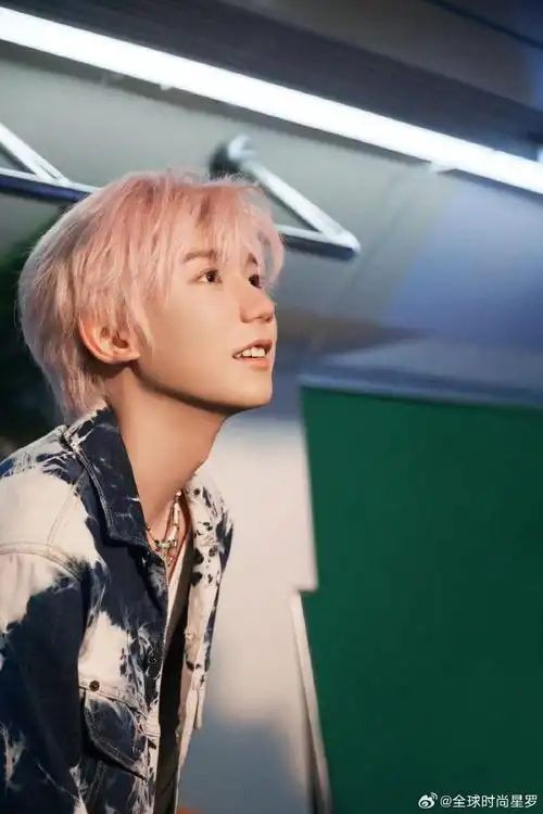 王源粉色头发##王源#王源粉色发型十分出镜,像晚间的微风拂过脸颊.