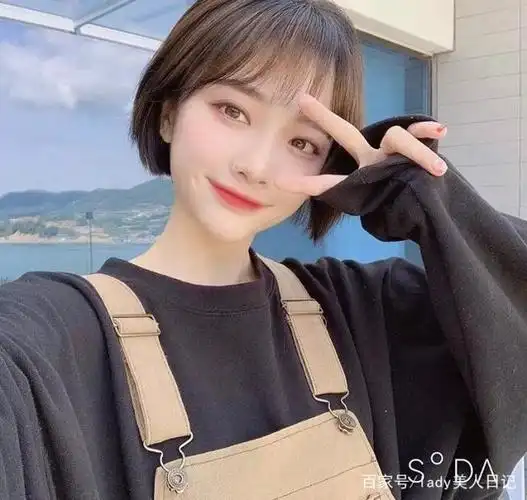 选对发型怎么穿都很洋气!短发 短裙是春夏流行趋势,精干又时髦