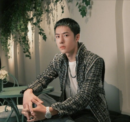 "撕漫男"王一博时尚感好强,"索隆"发型配运动风穿搭,真养眼