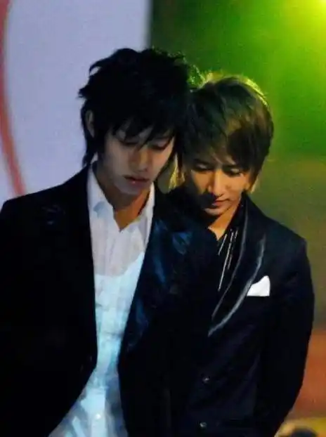 韩庚金希澈台下拥抱大笑台上讲悄悄话十年过去仍然是兄弟