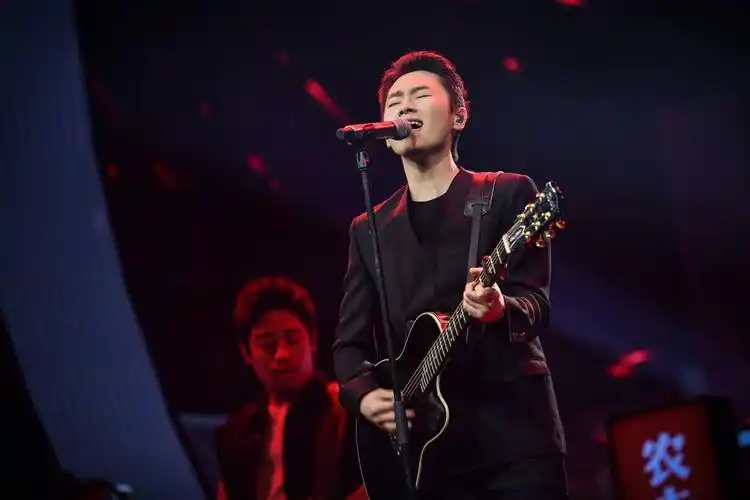 如何评价梁博在我是唱作人第三期中发表的新歌黑夜中