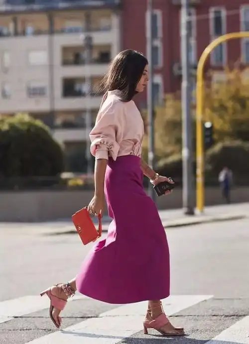 减龄且新颖的各种穿搭方法 玫红色搭配什么颜色的外套