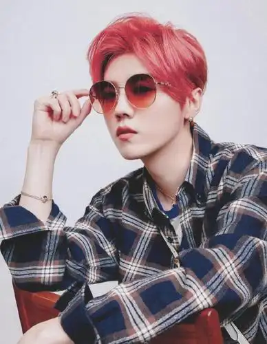 鹿晗真是个染发达人,就没他驾驭不了的发色