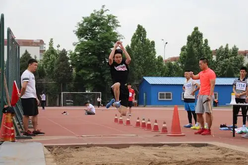 03 运动会侧记:决赛,夏日飞扬的青春    在操场的一角,男子跳远正在