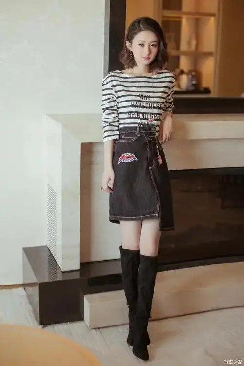 赵丽颖瘦的让人心疼又羡慕,挂脖毛衣超显锁骨,牛仔裤好复古