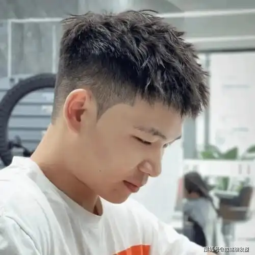 男生发型别乱烫了,今年这几种烫发很火爆,阳光帅气时尚又有活力_效果