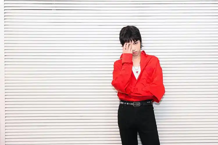 华晨宇炙热红衣写真明朗率性 举手投足尽显王者霸气