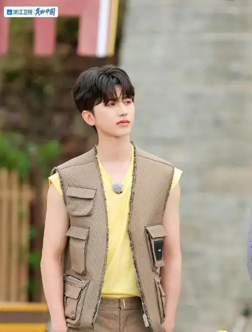 蔡徐坤回归跑男6月多场演唱会还到泰国录制真是特种兵行程