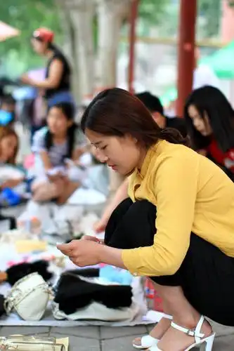 毕业生校园摆地摊成集市 学生市民来淘宝