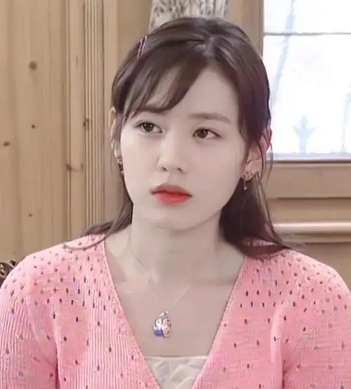 孙艺珍是一位韩国女演员,她拥有可爱的外貌和出色的演技,深受观众喜爱