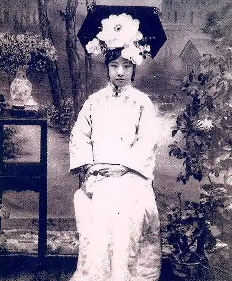 5张晚清格格的老照片,图五一看就不是普通女子