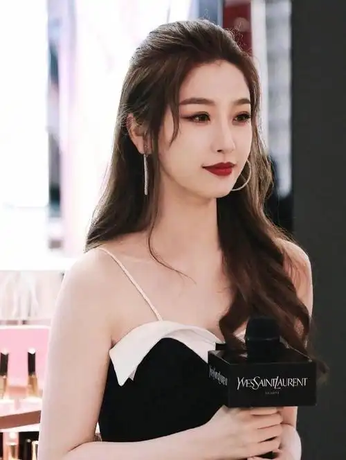 虞书欣是真的有韵味穿一身黑色v领长裙白吊带点缀真美