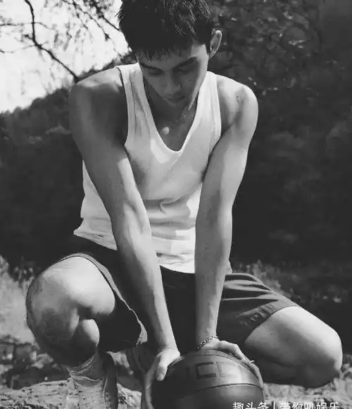 吴磊居然也被《风度》拍了!腿毛旺盛最男人的一面被扒了!