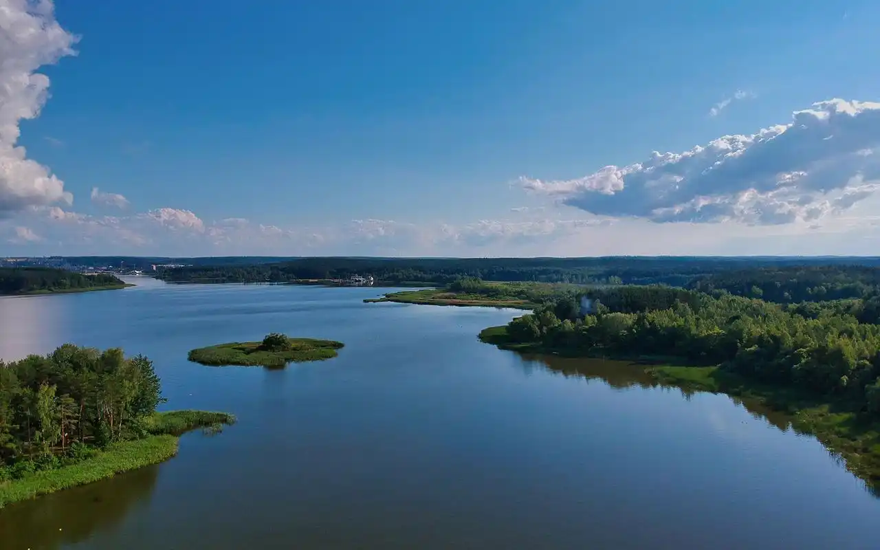平静的湖面风景图片桌面壁纸