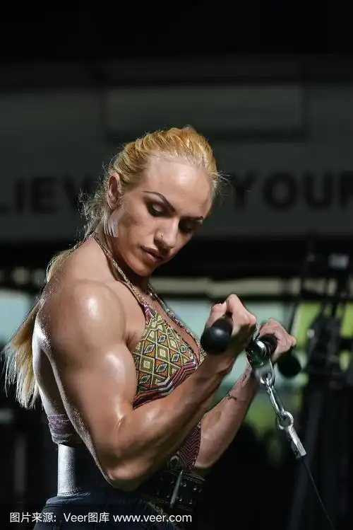 年轻女性在健身房做肱二头肌练习