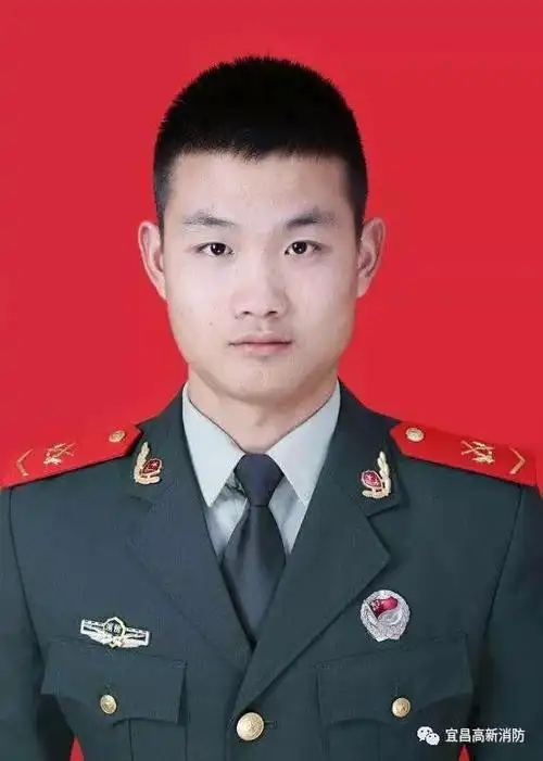 袁唐伟重庆巫山人 火场文书  武警下士警衔即使不开心也不要皱眉,因为