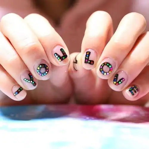 时尚的love you字母美甲款式 【图】