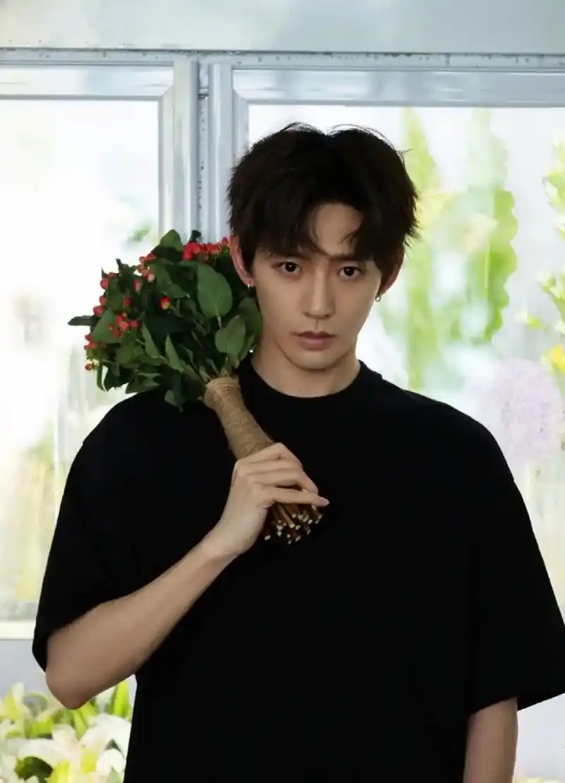 邓为貌似真的爆了 虽然微博粉丝刚刚突破300万 但最近各方面热度都火